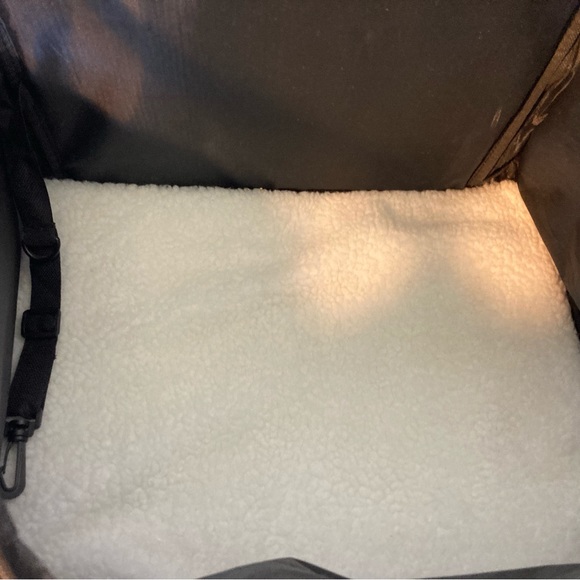 PET CARRIER MULTI POCKET MESH OVER SHOULDER STRAP - Picture 7 of 8